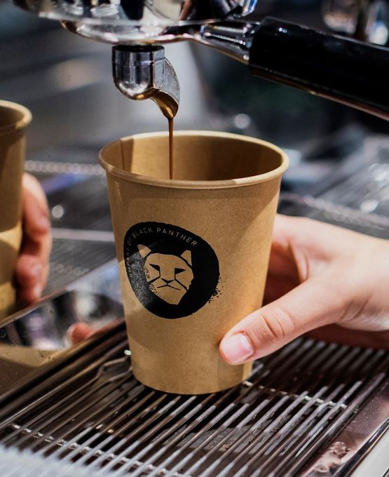 Café servido en vaso reciclable